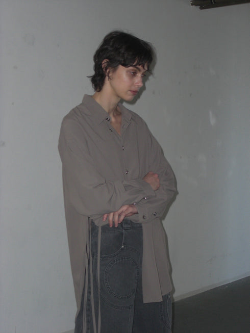 SPIRAL BUTTON SHIRT -GRAYISH BROWN-