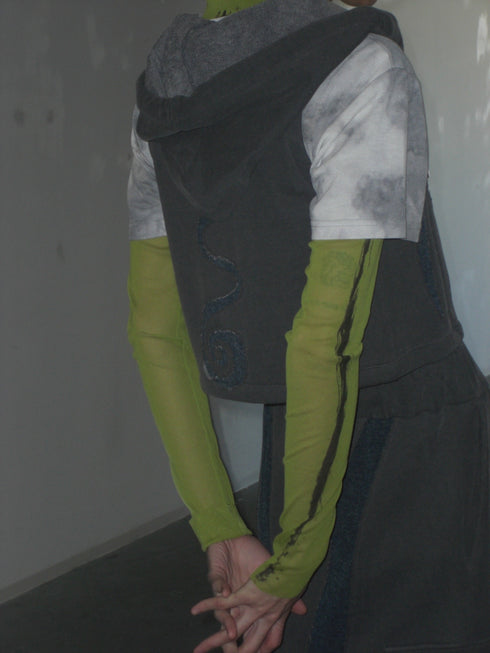 UNALOME SLEEVELESS HOODIE -CHARCOAL-